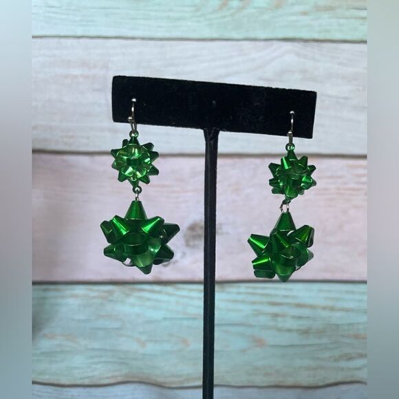Prettiest Present Earrings NWOT Christmas Holidays - Picture 1 of 4